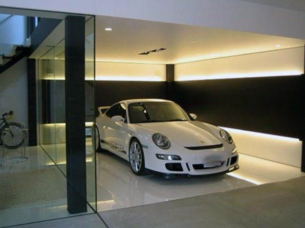 Garasi dengan Dinding Transparan dan Lampu LED